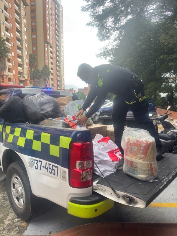 Policía solidaridad ayudas damnificados El Poblado lluvias invierno