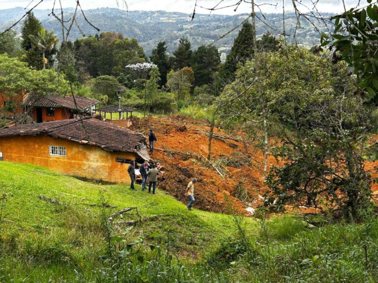Evacúan familias de cinco viviendas en vereda de Guarne