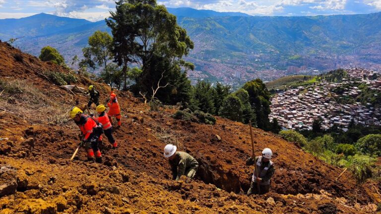 Van 22 fallecidos por tragedia en límites entre Bello y Medellín