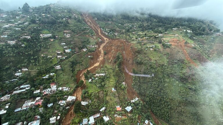 Emergencia por avenida torrencial entre Bello y Medellín