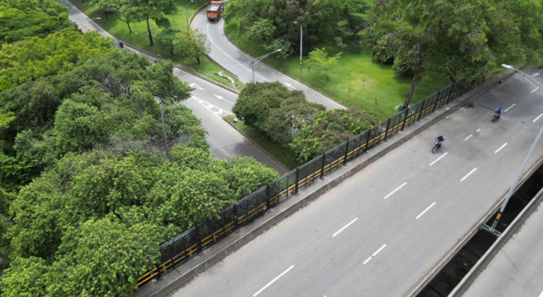 Instalan mallas en puentes de Medellín para prevenir ataques a vehículos