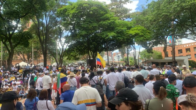 Nutrida manifestación pro recuperación de Miguel Uribe, en parque de El Poblado
