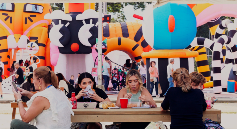 La Plaza de Wein vuelve a EAFIT con feria de vacaciones, emprendimiento y cultura