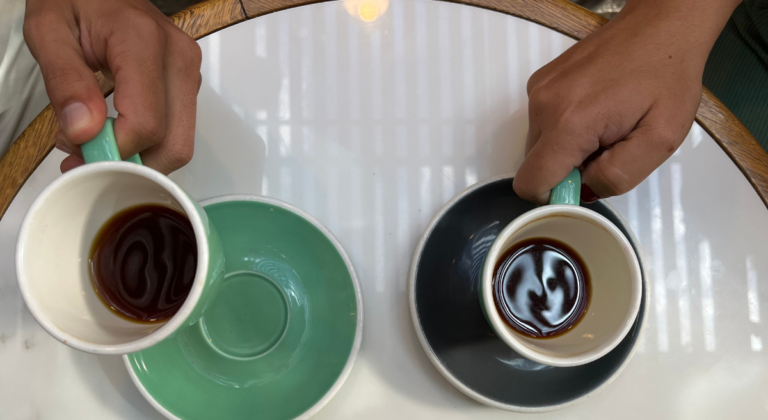 Una conversación necesaria con tinto gratis, en Pergamino Café