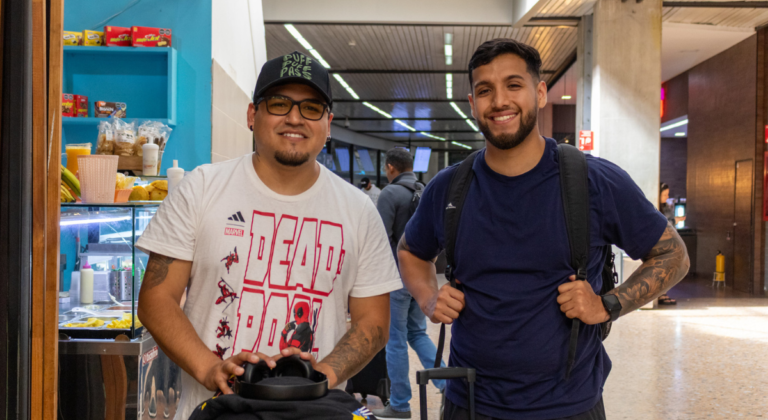 Dos amigos y llegar por un tatuaje