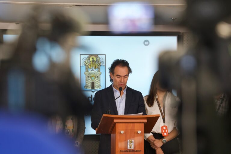 Admiten demanda del alcalde de Medellín contra el Gobierno nacional por crisis en la salud