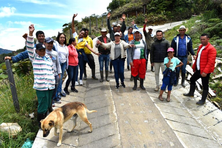 Víctimas de desplazamiento de Sonsón recibieron placa huella
