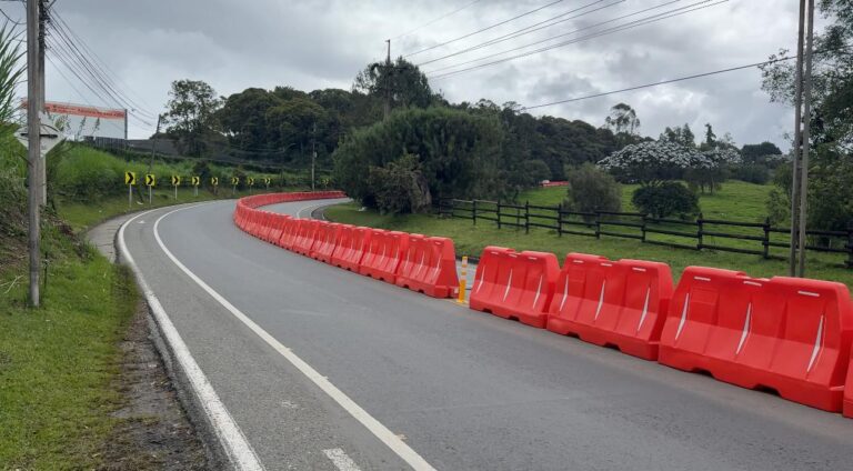 Con barreras viales, instalan separador central en vía La Ceja–Rionegro