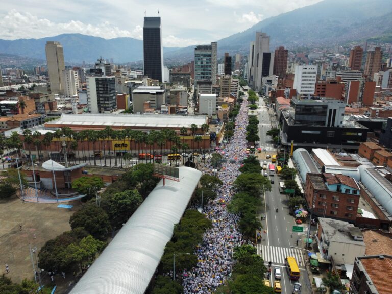 Colombia marchó por la paz y la salud de Miguel Uribe Turbay