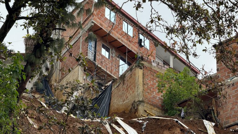 Por riesgo de deslizamiento demolerán 23 viviendas en Villatina