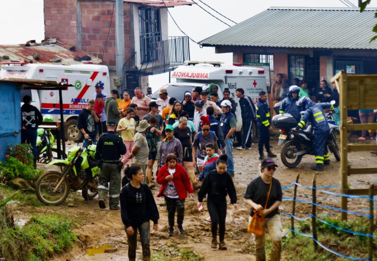 Un fallecido y seis heridos por avenida torrencial en Santo Domingo Savio, Medellín