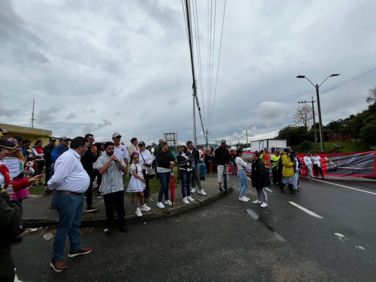 Levantan temporalmente bloqueo intermitente en autopista Medellín-Bogotá, a la altura de Guarne