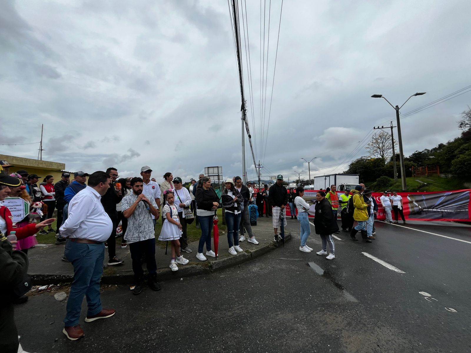 Comunidad preocupada por malas condiciones de seguridad vial, bloquea esta importante vía.