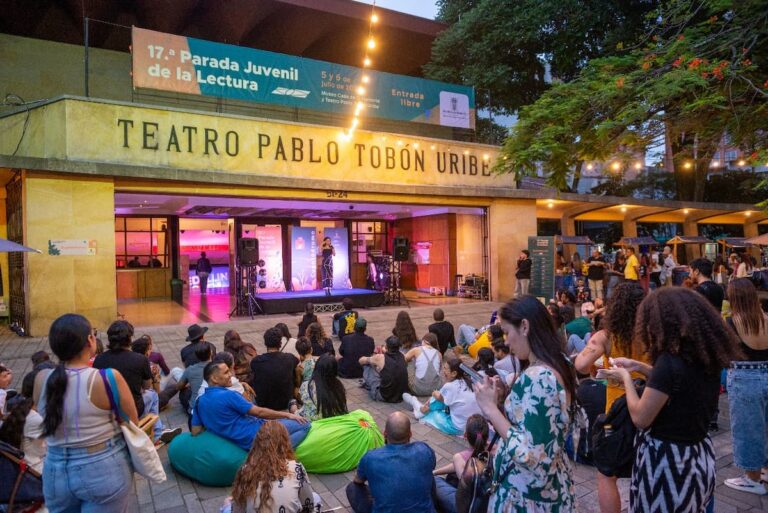 Más de 15.000 personas asistieron a la 17° Parada Juvenil en el Centro de Medellín