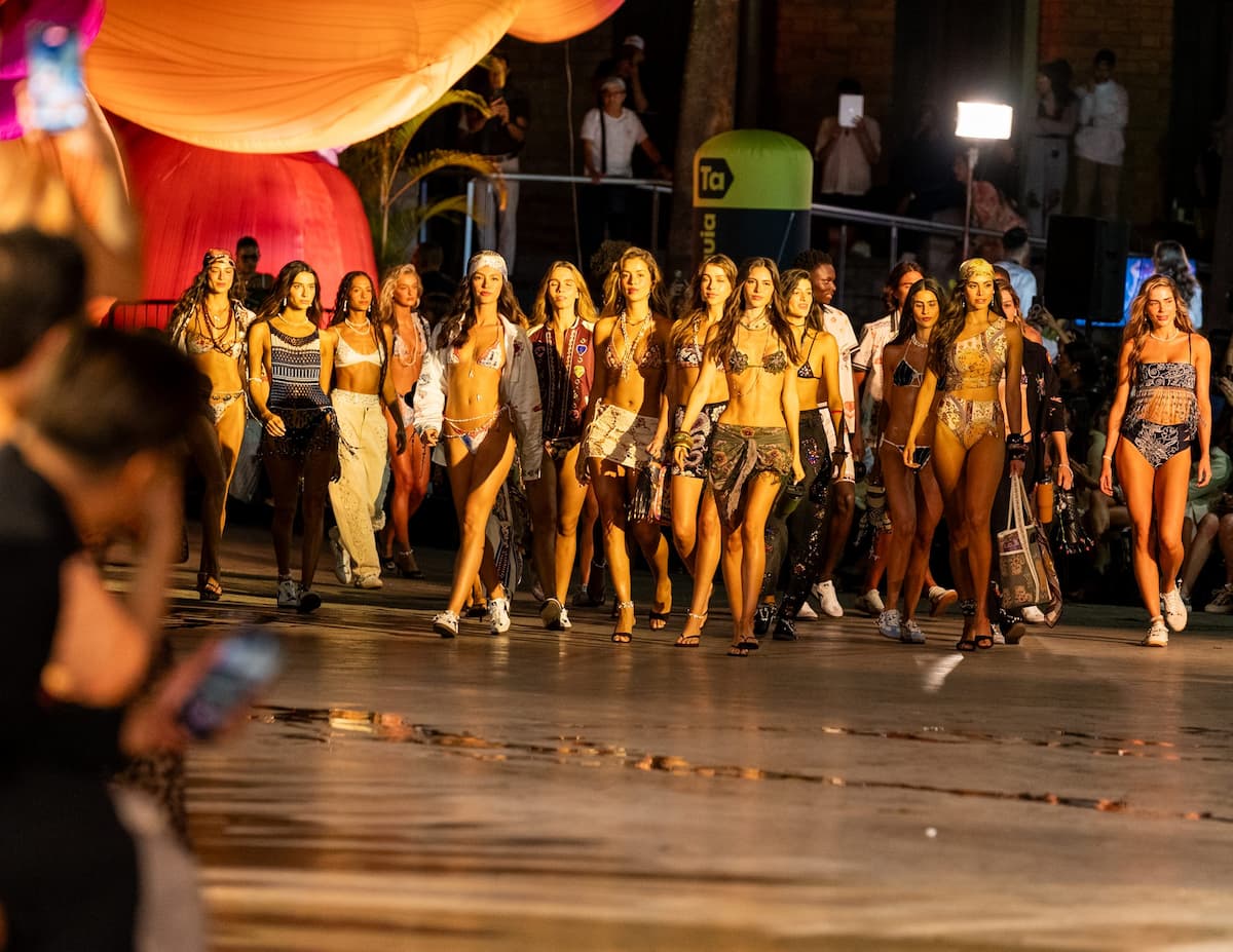 Esta pasarela inaugural de Colombiamoda fue un homenaje a Medellín. Esto pudo verse en la selección de la locación y en la música. Foto cortesía Agua Bendita.