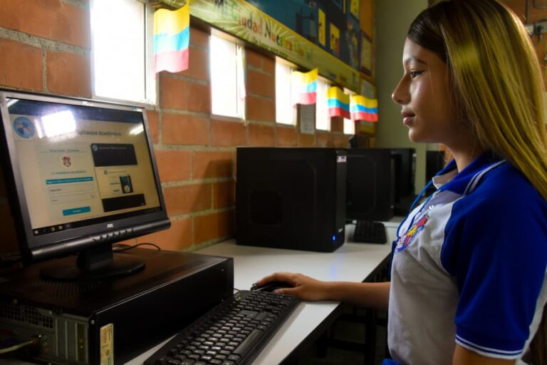 Estudiantes se capacitan en habilidades digitales para la Cuarta Revolución Industrial en Medellín