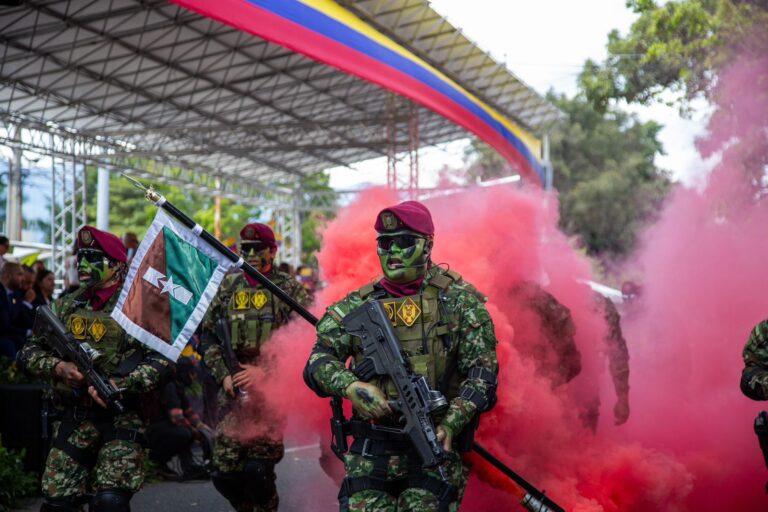Con desfile militar, Medellín conmemoró el 20 de julio 