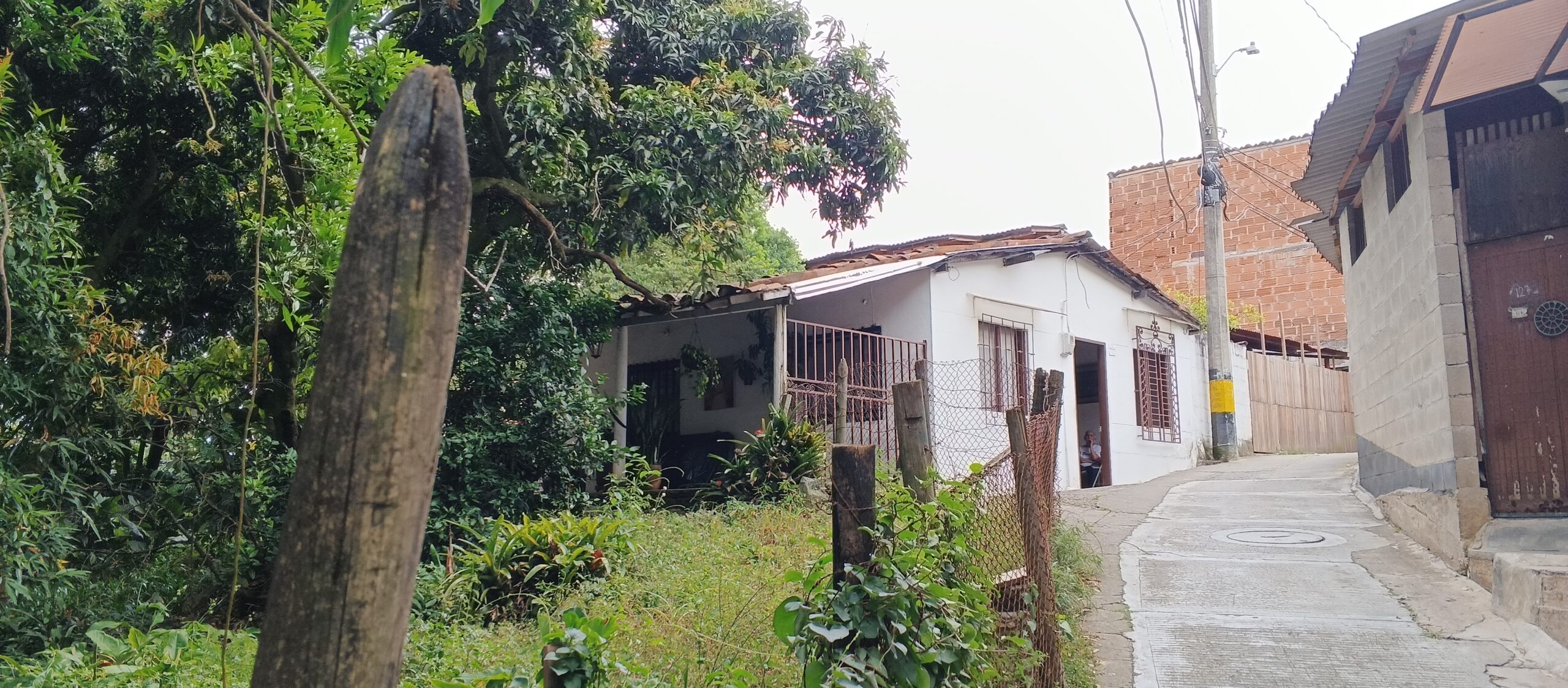 Confirman reubicación en El Chispero de 14 familias, por obras en carrera 34
