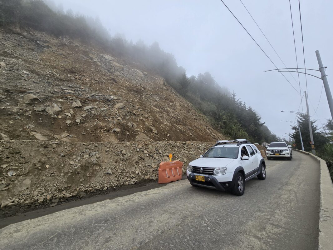 Sigue cierre en vía a Santa Elena, en el sector El Mirador