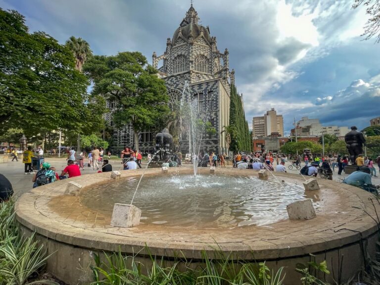 Las fuentes de agua de la Plaza Botero volvieron a funcionar