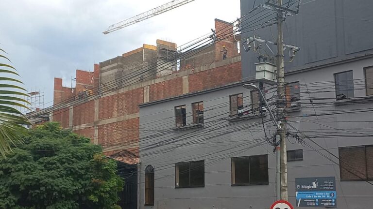 Cae muro en el barrio Manila, luego de fuerte aguacero