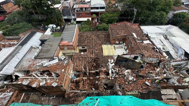 Ocho personas heridas y ocho viviendas afectadas por desplome de muro en Manila, El Poblado