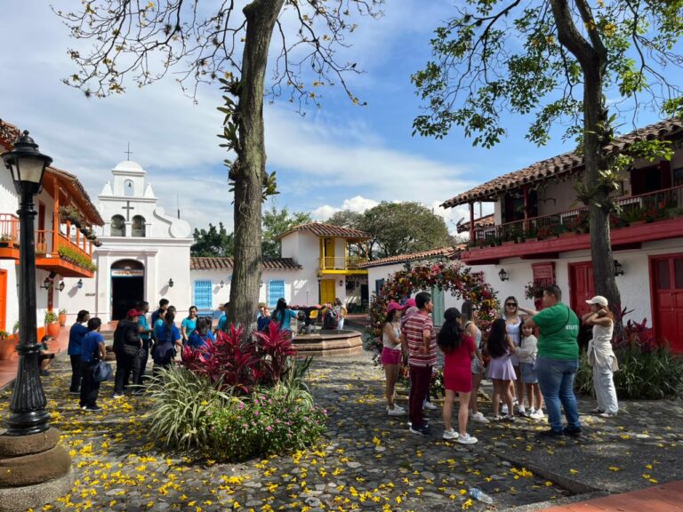 Adecúan el Pueblito Paisa para la Feria de las Flores