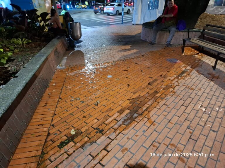Agua corre en el parque de El Poblado