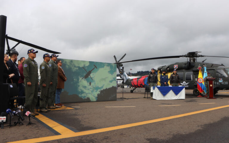 Dos helicópteros Firehawk apoyarán labores de gestión del riesgo en Colombia