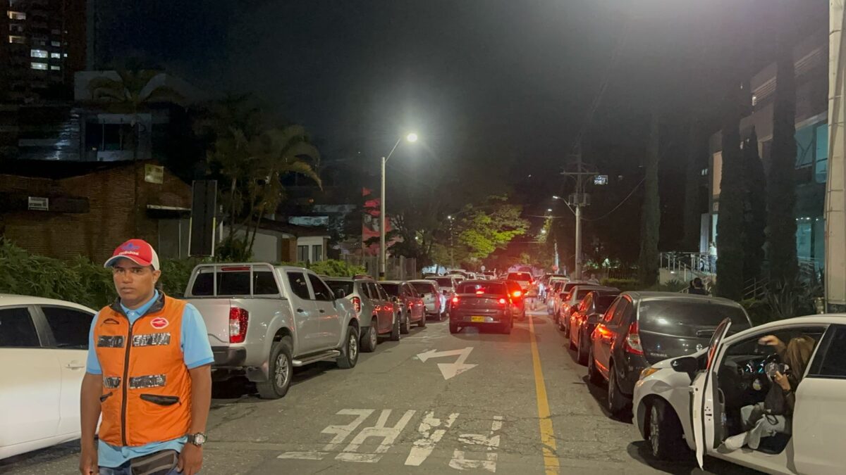 Congestión vial por mal parqueo en Santa María de los Ángeles