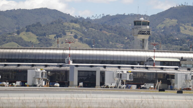 Ofrecen apoyo para mejorar registro migratorio en aeropuerto José María Córdova