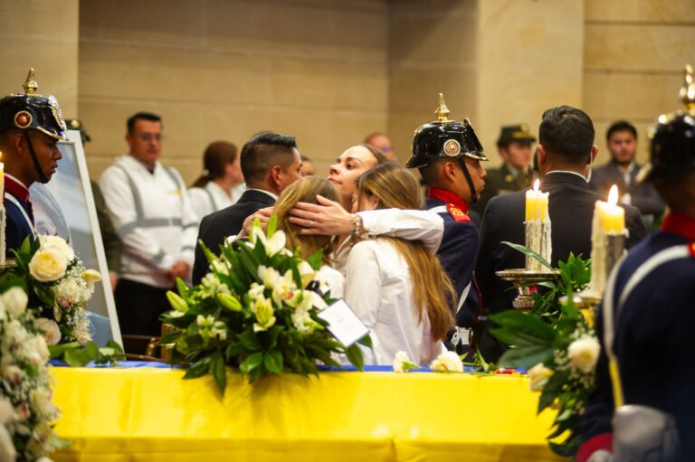 Último día de cámara ardiente de Miguel Uribe Turbay: hoy serán sus exequias