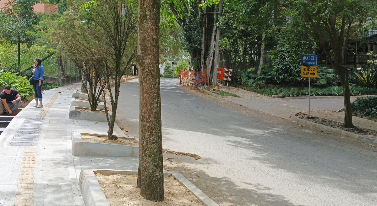 Las aceras de Lalinde y Las Lomas fueron mejoradas; todavía sin paisajismo