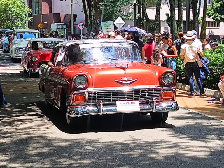 Jueves festivo para disfrutar del Desfile de Autos Clásicos y Antiguos