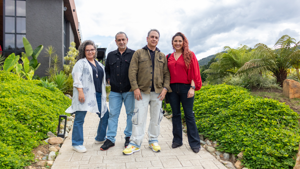 Ellos son amigos haciendo networking del turismo