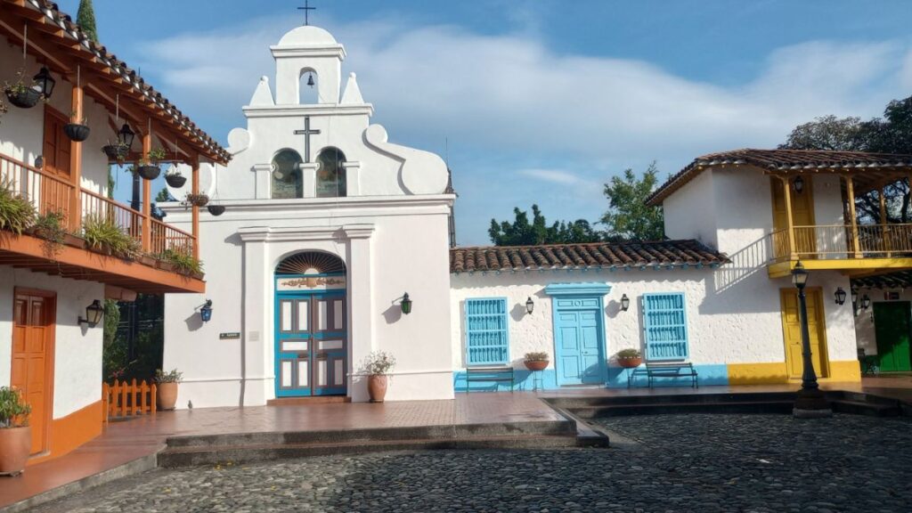 Con fotografías el Pueblito Paisa cuenta su historia en los 350 años de Medellín