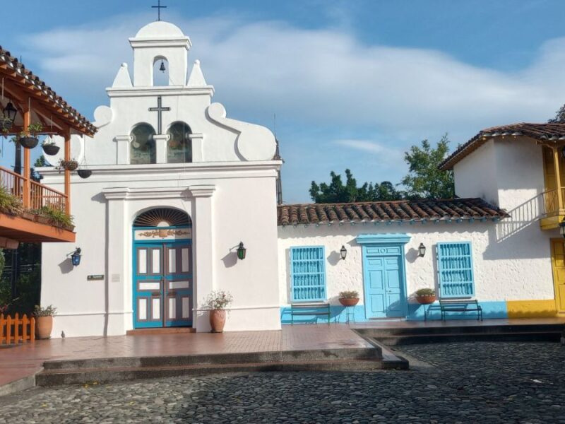 Con fotografías el Pueblito Paisa cuenta su historia en los 350 años de Medellín