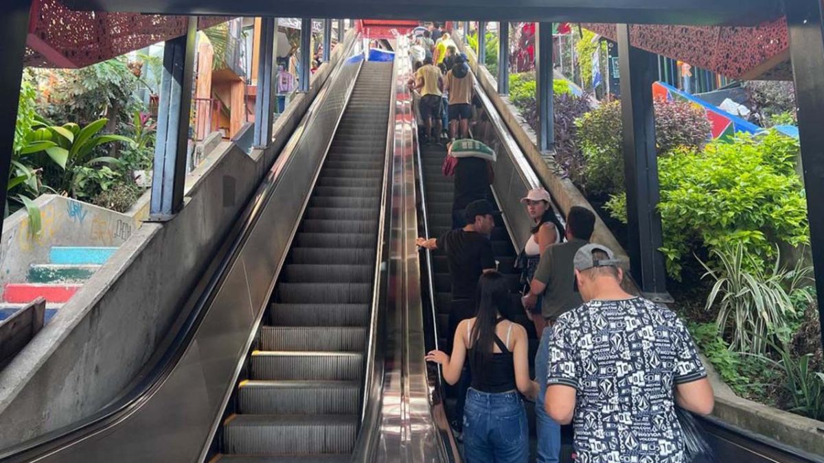 Escaleras eléctricas de la comuna 13 entran en mantenimiento por etapas hasta 2026