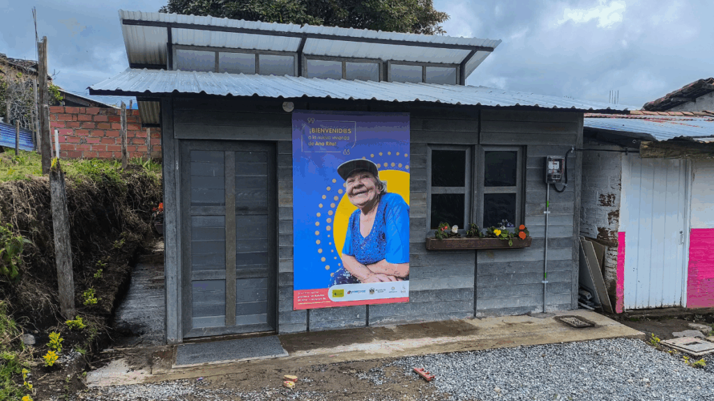 Casa madera reciclable botellas plásticas