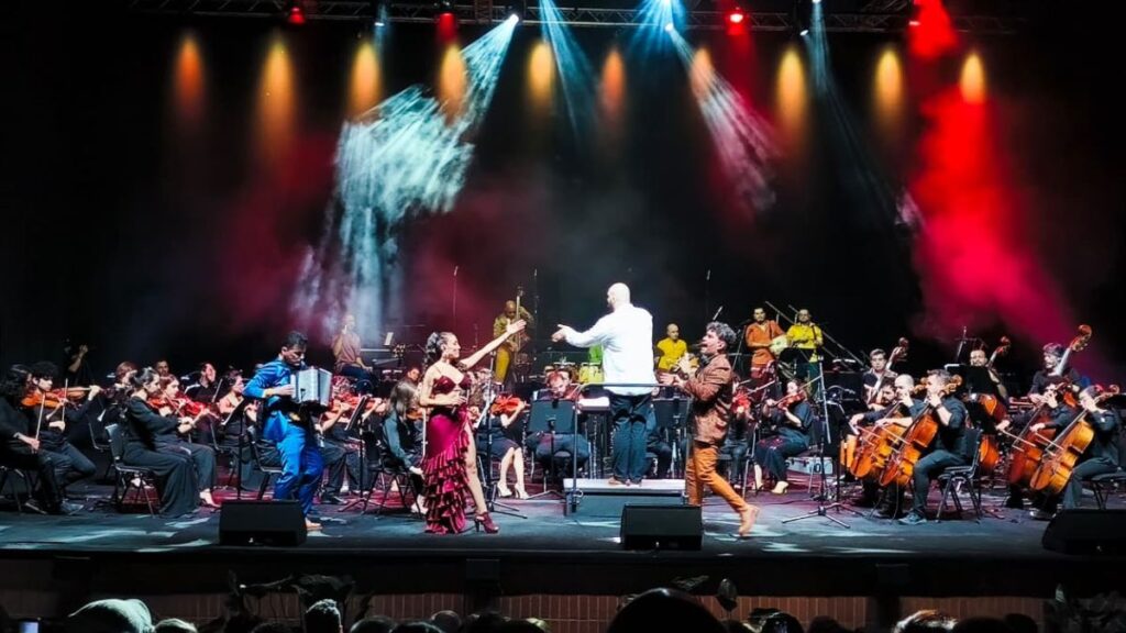 Cerca de 80 artistas en escena hicieron parte del concierto sinfónico de Los Cumbias Star. Foto: Vivir en El Poblado.