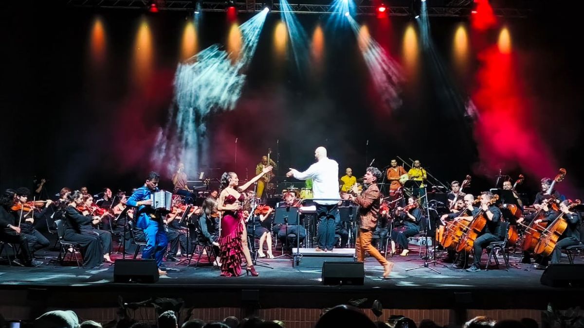 Cerca de 80 artistas en escena hicieron parte del concierto sinfónico de Los Cumbias Star. Foto: Vivir en El Poblado.