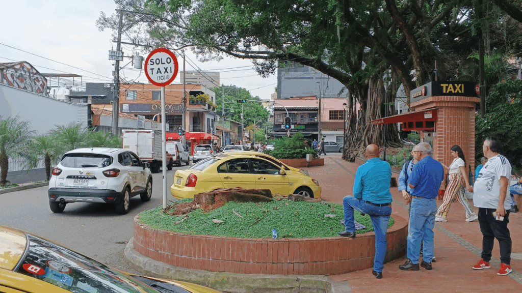 Obras redes eléctricas parque El Poblado taxis