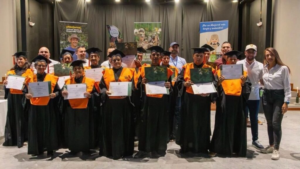 Recicladores de Abejorral se gradúan y transforman su oficio en un modelo de sostenibilidad