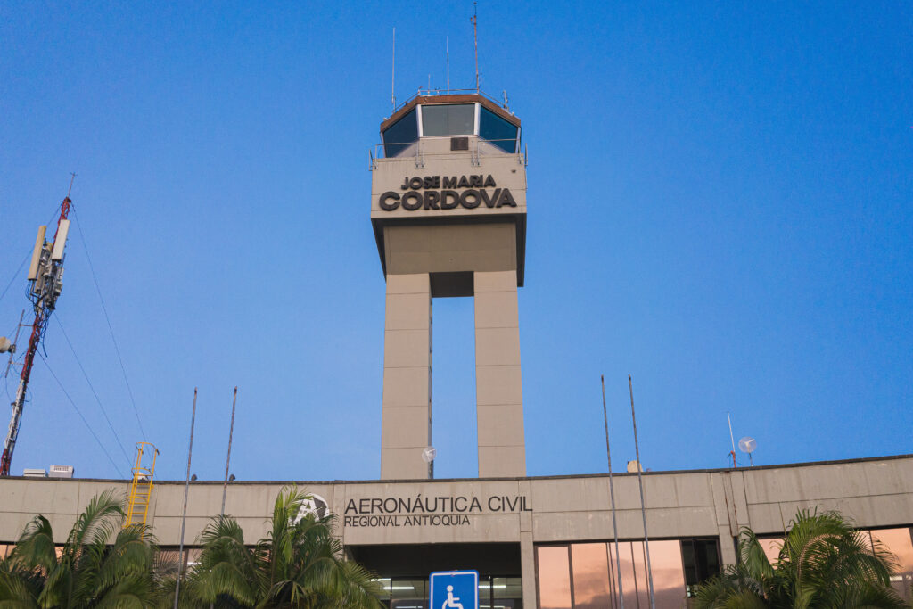 Torre de control aeropuerto José María Córdova