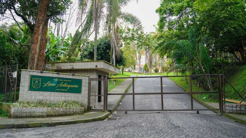 Bus con estudiantes de Bello sufre grave accidente en vías de Antioquia
