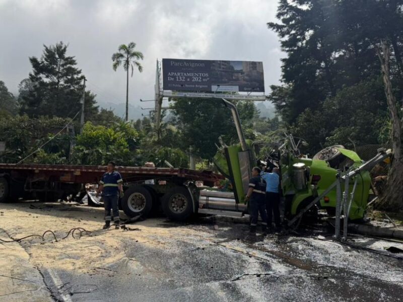 Por volcamiento de un camión en Los Balsos, la vía permanece cerrada desde la madrugada (2)