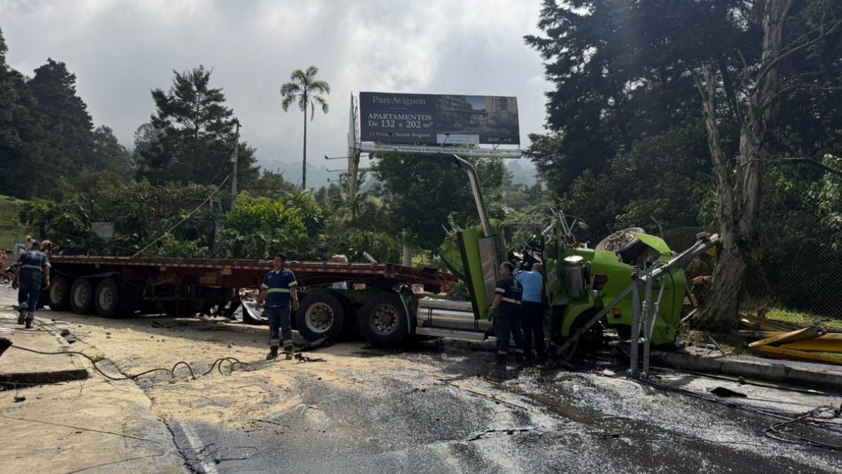 Por volcamiento de un camión en Los Balsos, la vía permanece cerrada desde la madrugada (2)