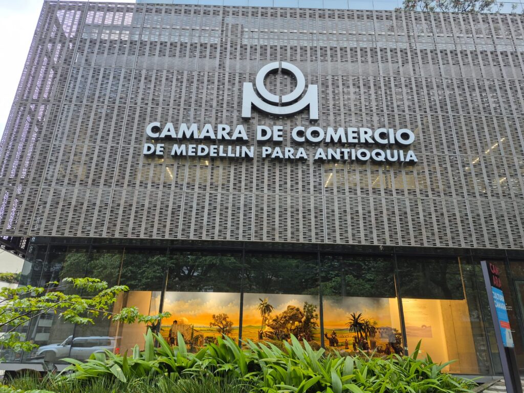 Un pesebre artesanal y antiguo se exhibe en la fachada de la Camara Medellin en El Poblado (2)