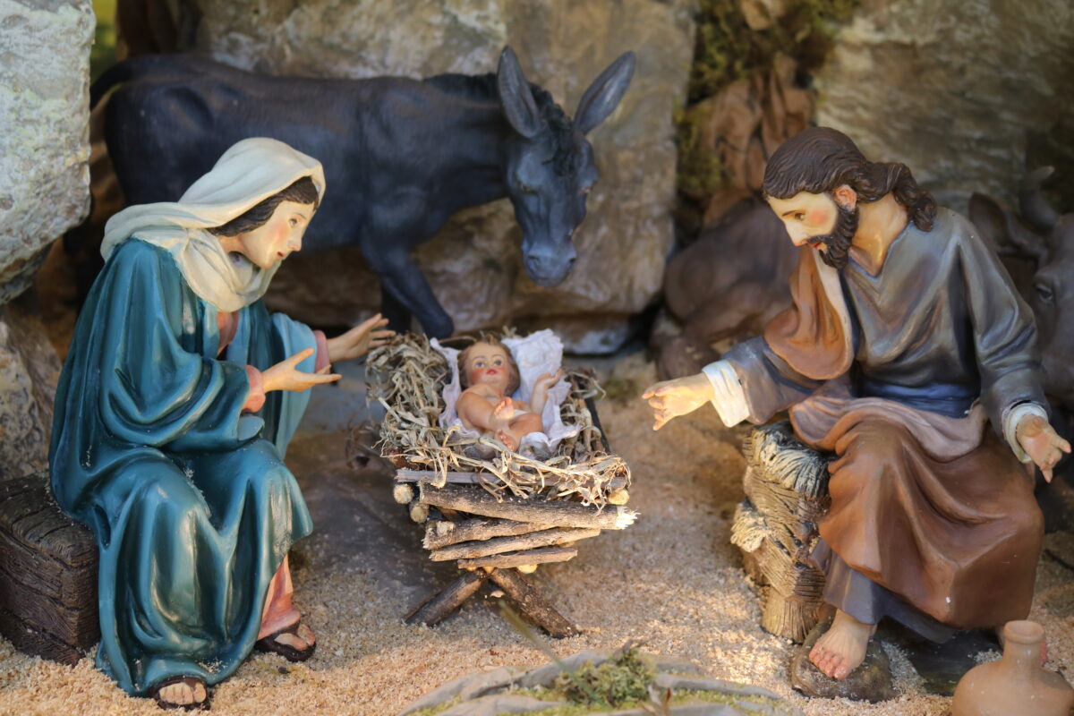 Un pesebre artesanal y antiguo se exhibe en la fachada de la Camara Medellin en El Poblado (2)
