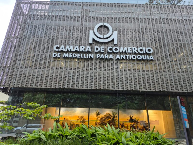 Un pesebre artesanal y antiguo se exhibe en la fachada de la Camara Medellin en El Poblado (2)